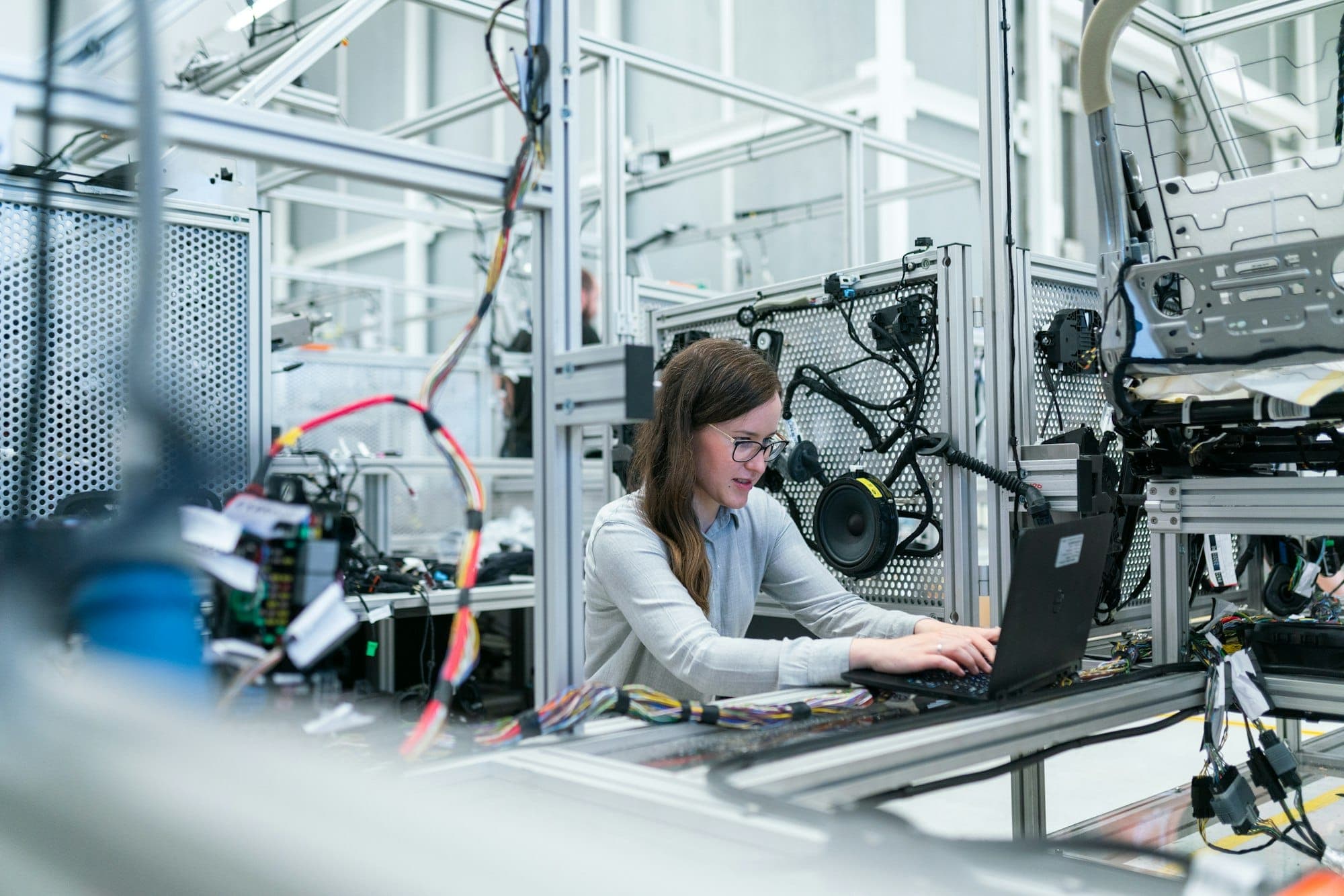 Mitarbeiterin an einer Fertigungsanlage in einem Industriebetrieb