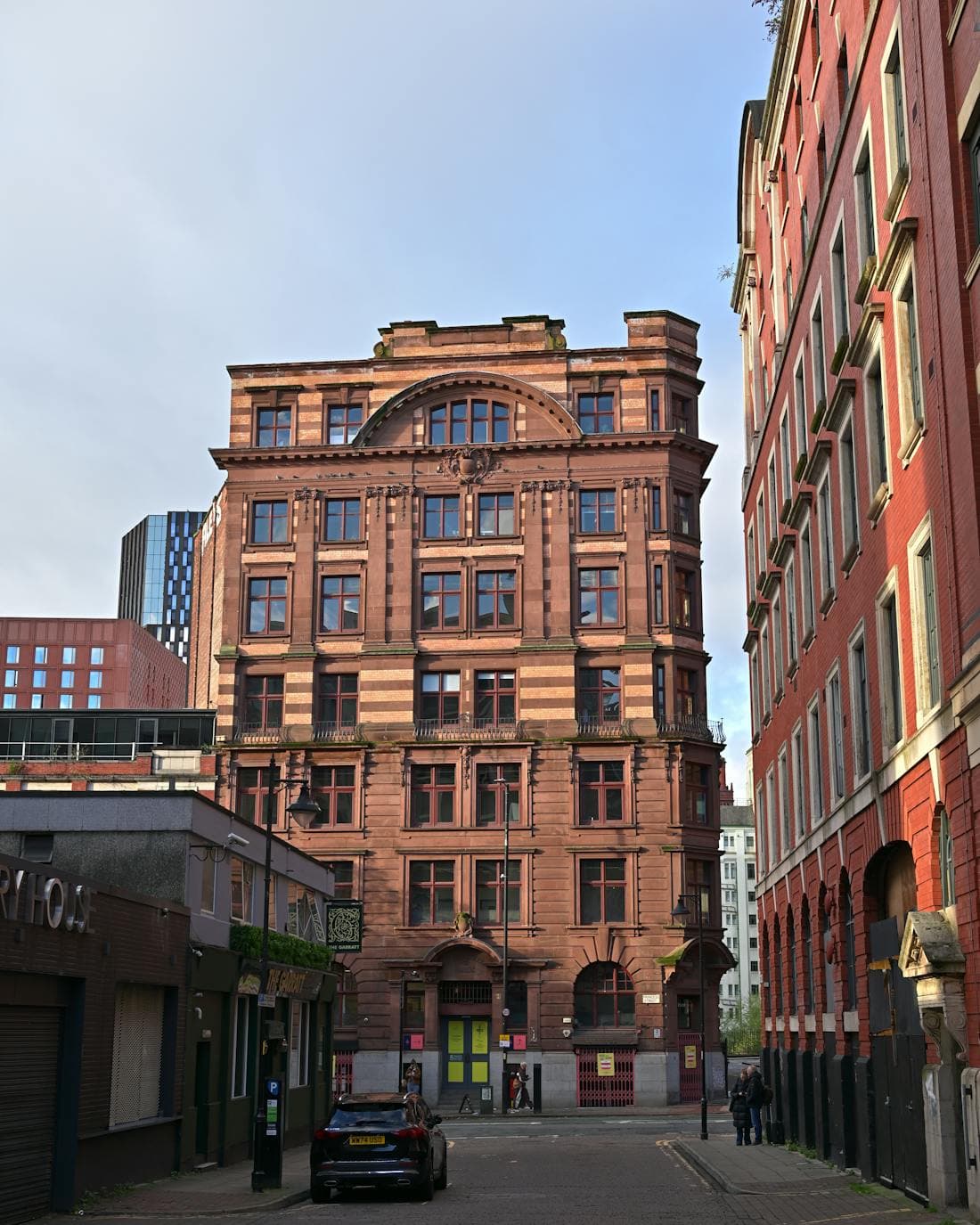 Historischer Backstein-Altbau an einer Stadtstraße